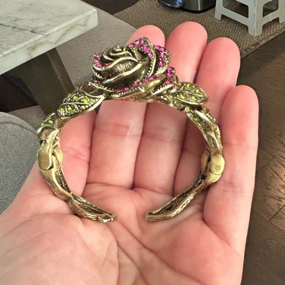 HEIDI DAUS Signed Vintage 1990's Green And Red Rose Shaped Hinged Cuff Bracelet - Picture 2 of 6